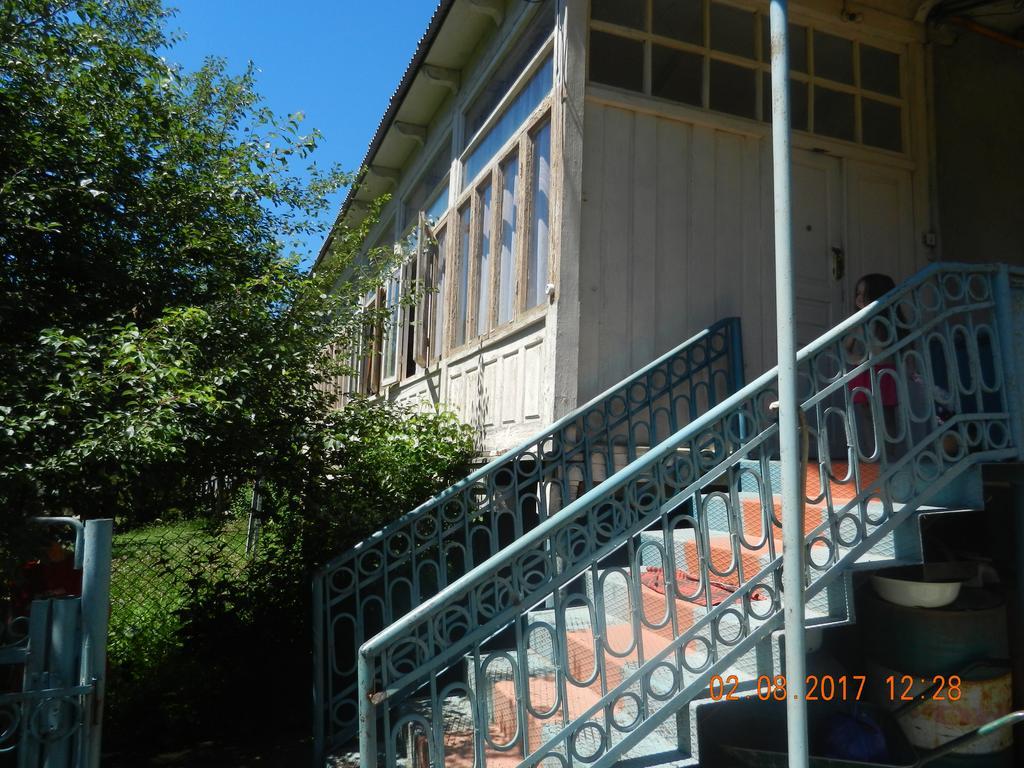 Marina Chartolani'S Guest House Местия Екстериор снимка