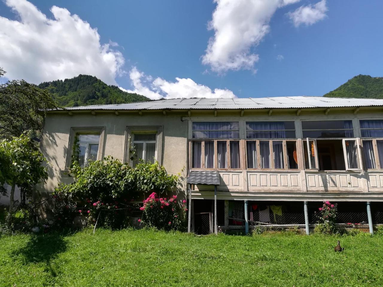 Marina Chartolani'S Guest House Местия Екстериор снимка